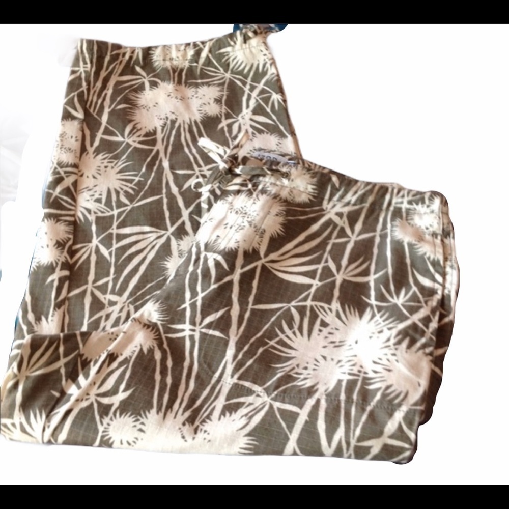 Izod Capris Taupe W/ White Dandelion Print Preloved Great Condition